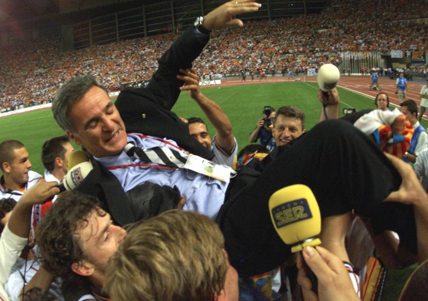 26 giugno 1999:  festeggiato dai tifosi dopo la vittoria del Valencia sull&#39;Atletico (3-0) (Ap)